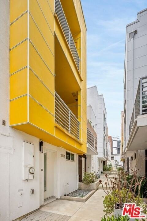 2205 Selig Dr - Photo 3 of 18