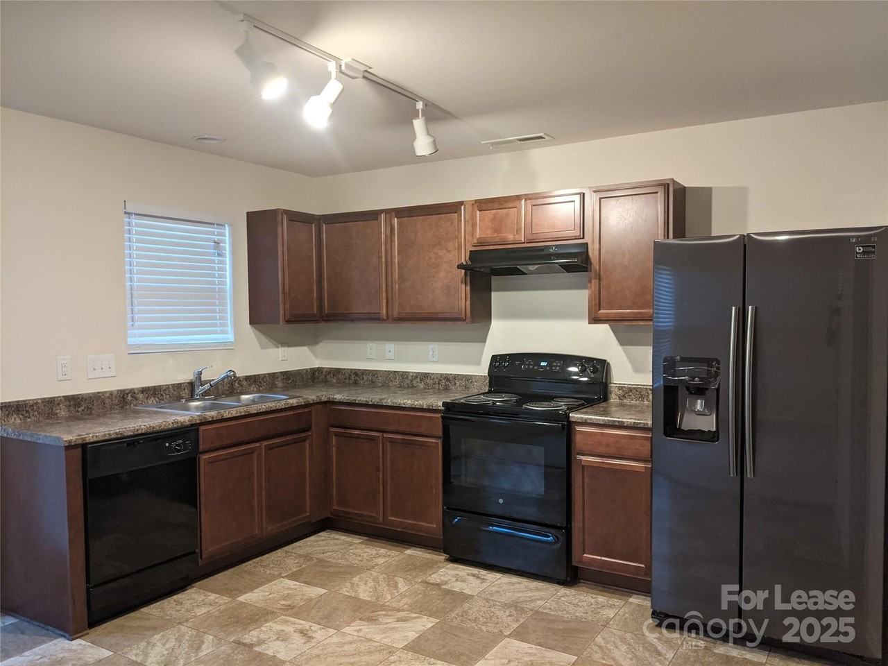 2040 E Park Dr - Photo 5 of 17