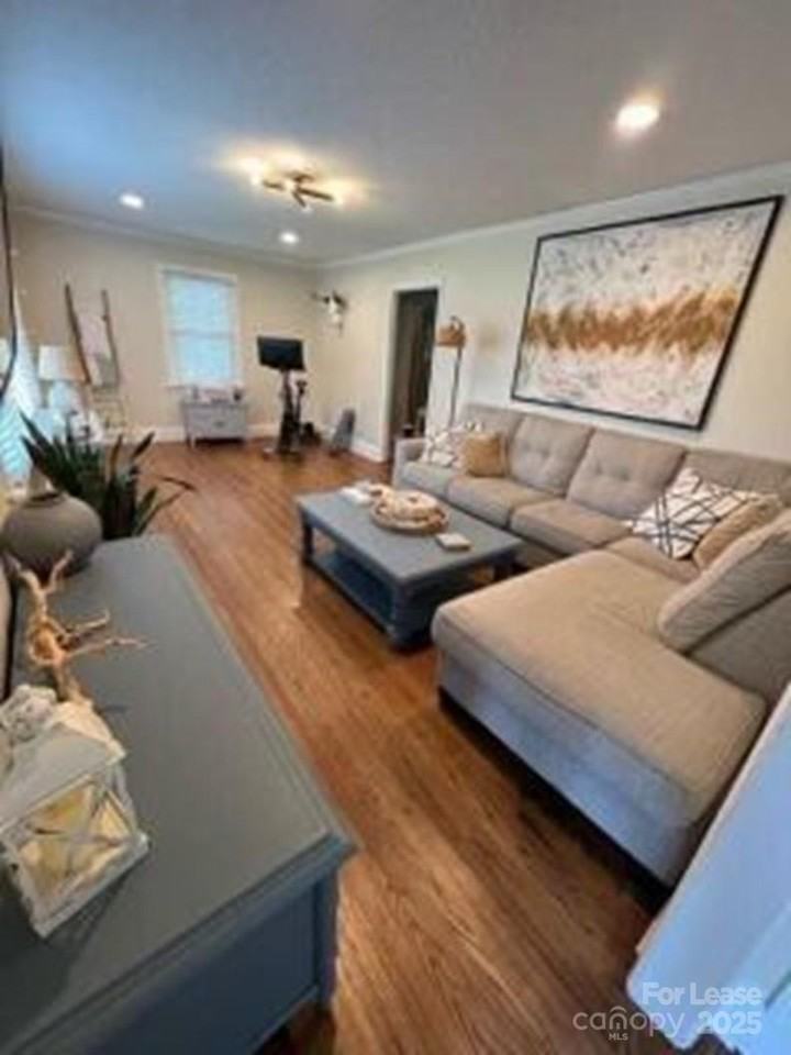 312 Greenwood Ave - Photo 3 of 10