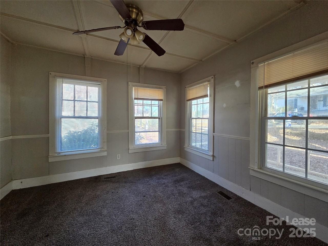 405 S Yates St - Photo 4 of 11