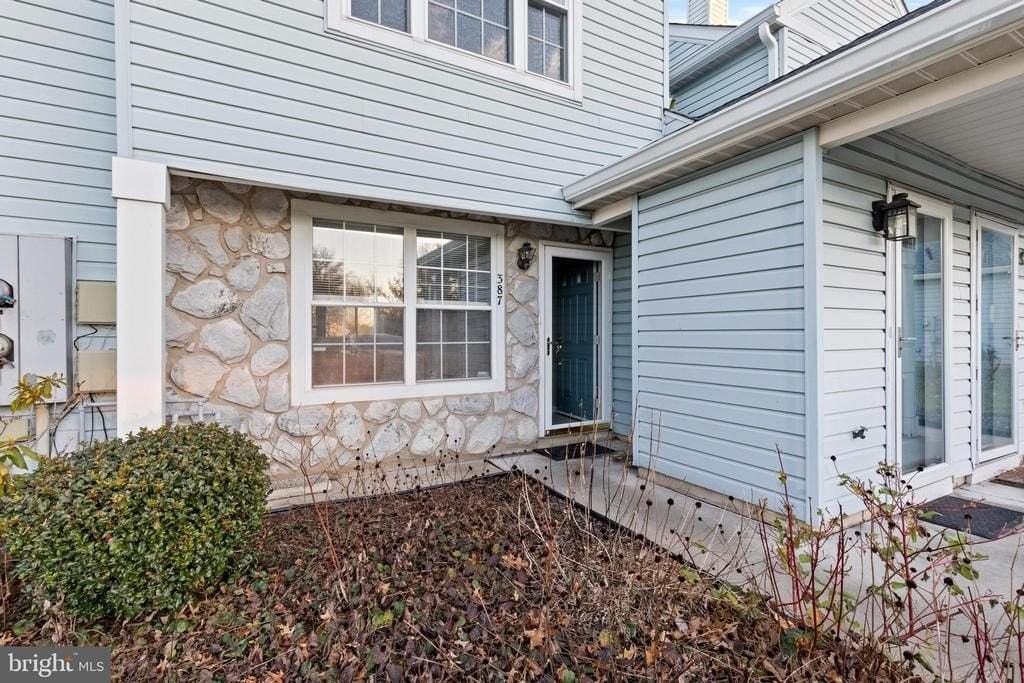 387 Independence Dr - Photo 2 of 25