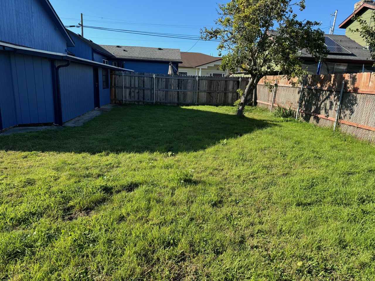 209 9th St #B - Photo 2 of 9