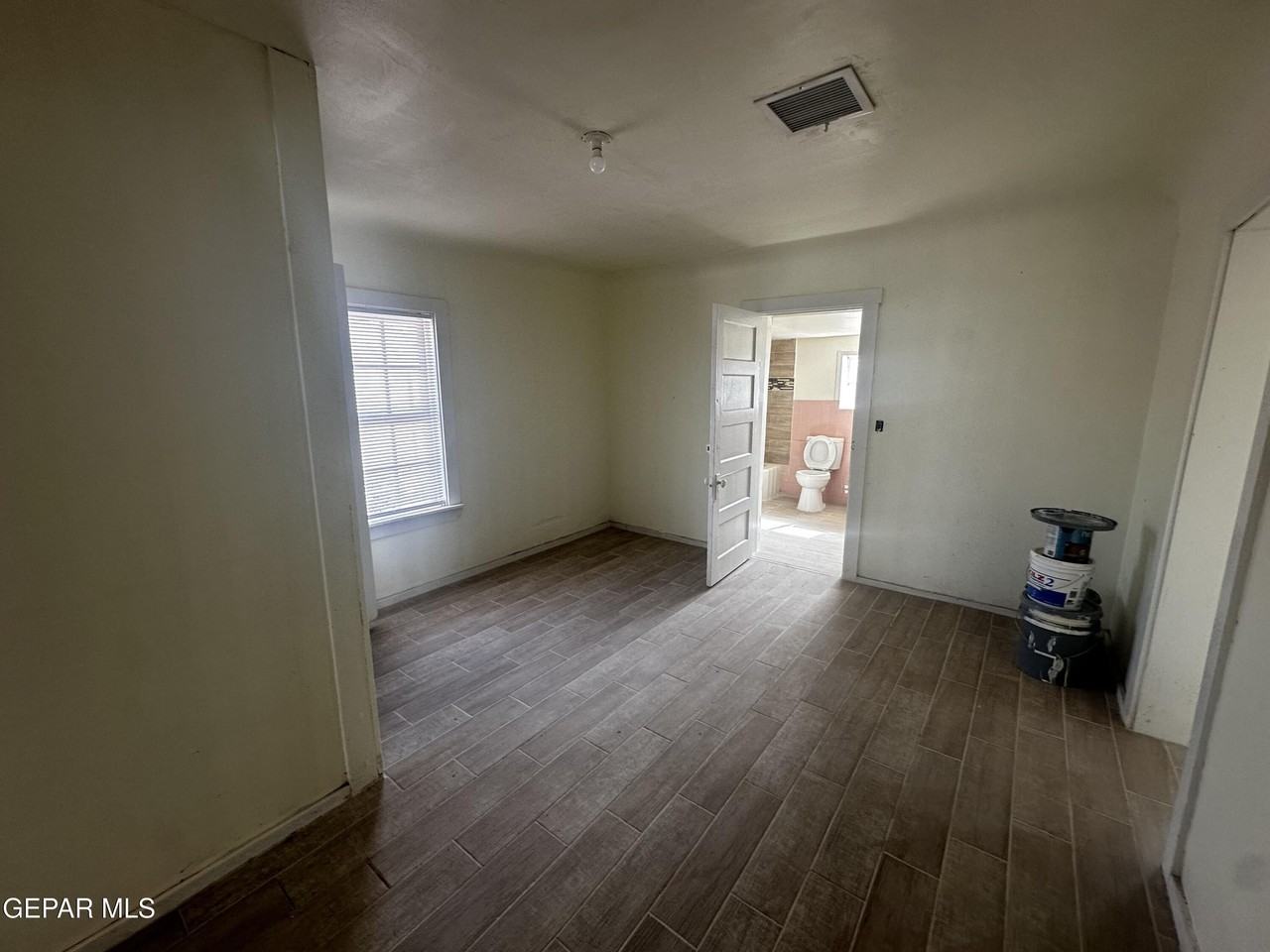 7024 4th St - Photo 4 of 9