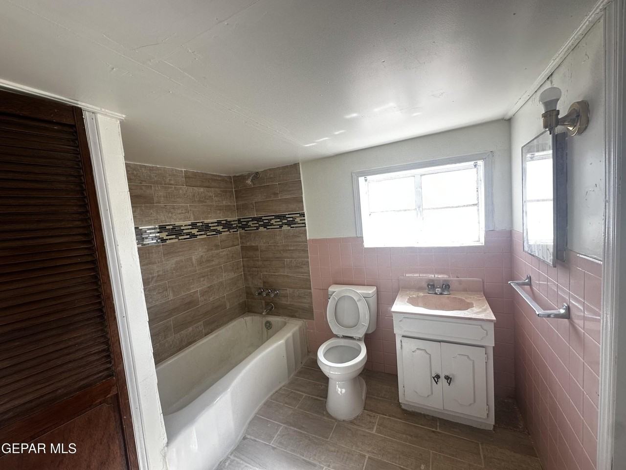 7024 4th St - Photo 5 of 9