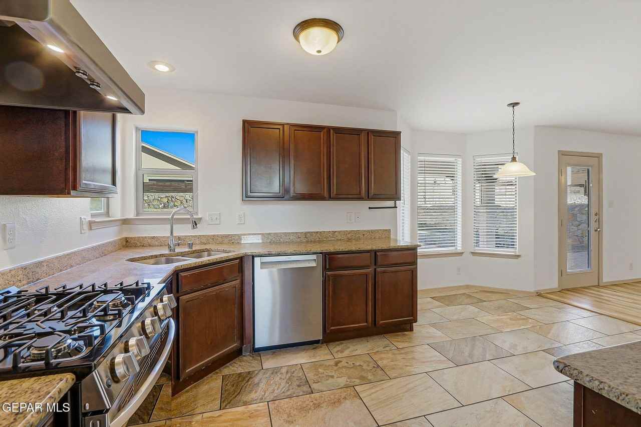 6524 Latimer Pl - Photo 7 of 29