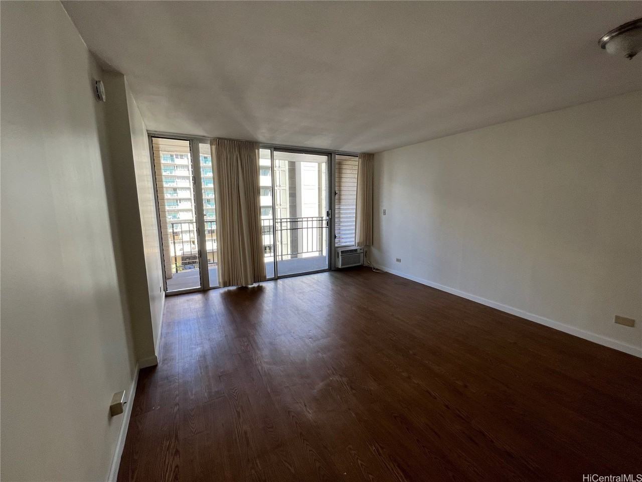 2345 Ala Wai Blvd Apt 809 #809 - Photo 3 of 11