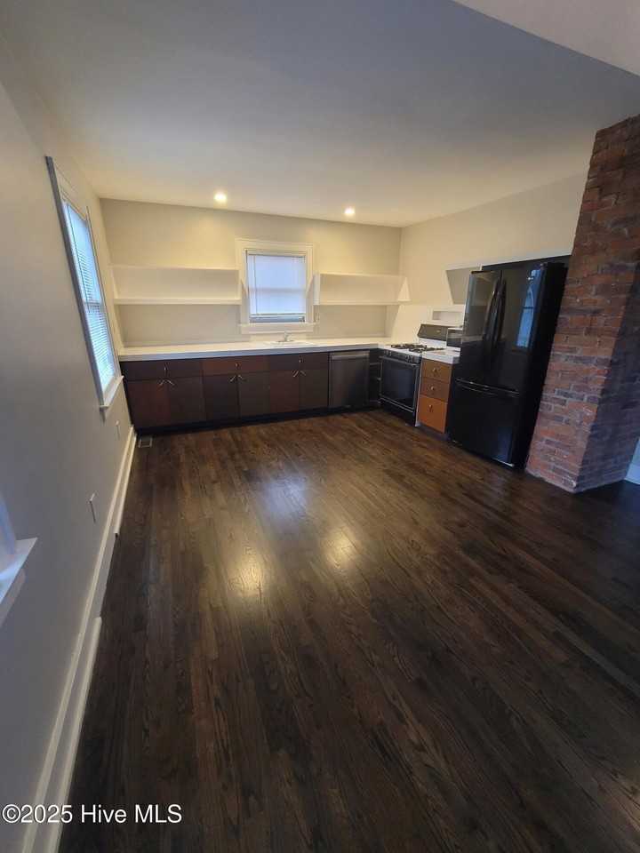 1901 Nun St - Photo 4 of 17