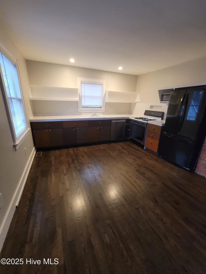 1901 Nun St - Photo 5 of 17