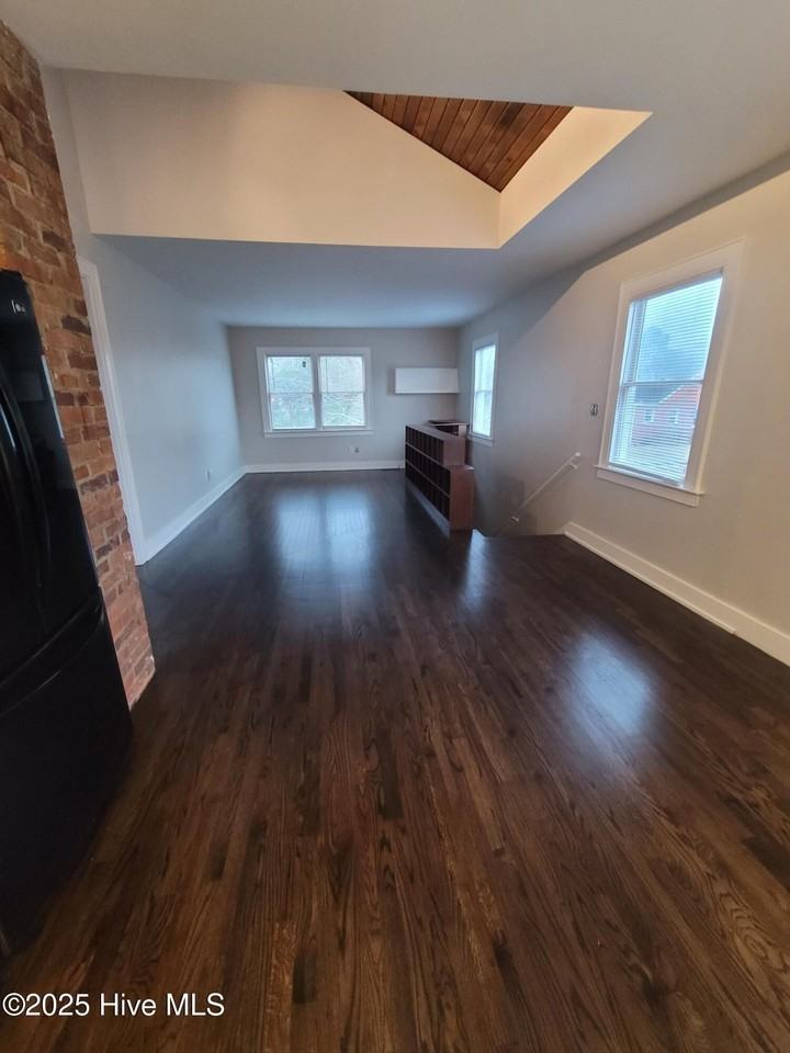 1901 Nun St - Photo 7 of 17