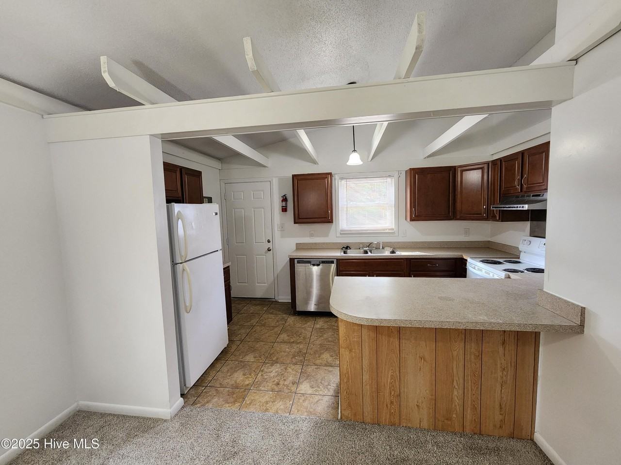 158 Village Cir - Photo 5 of 15