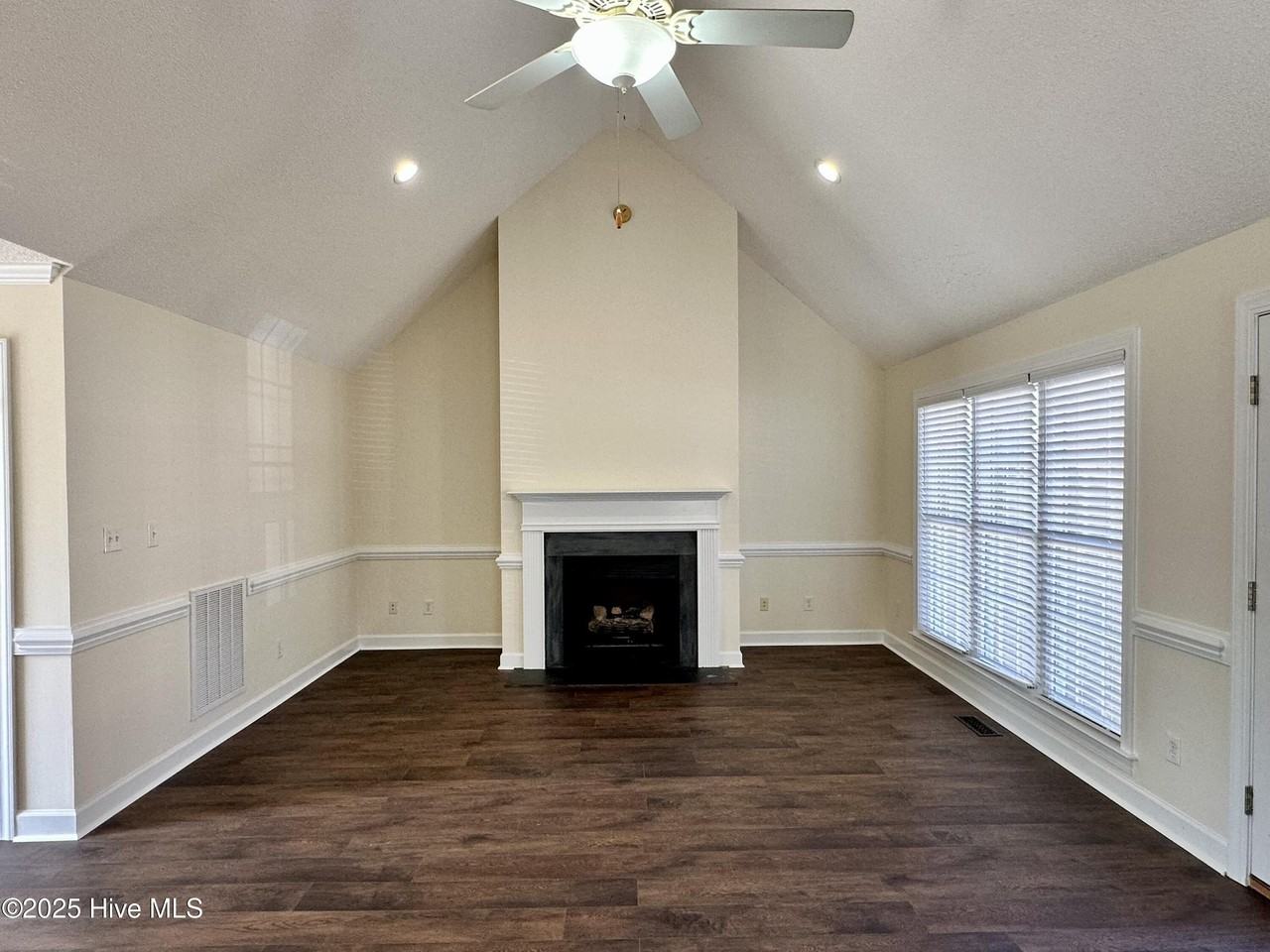 2710 Tonya Ct - Photo 3 of 20