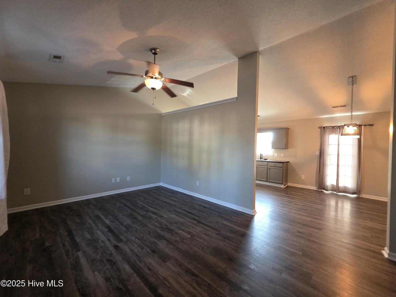 105 Marina Leigh Dr - Photo 5 of 19