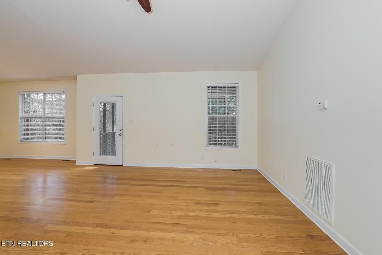 880 Glenfield Dr - Photo 4 of 25