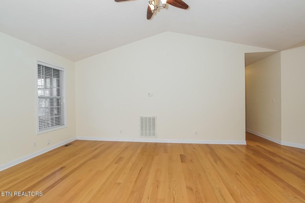 880 Glenfield Dr - Photo 5 of 25