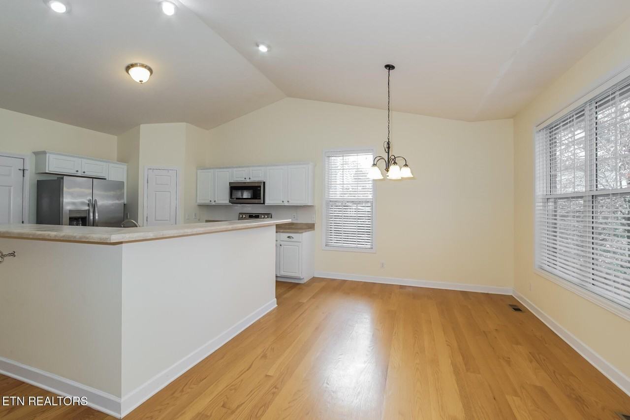 880 Glenfield Dr - Photo 6 of 25