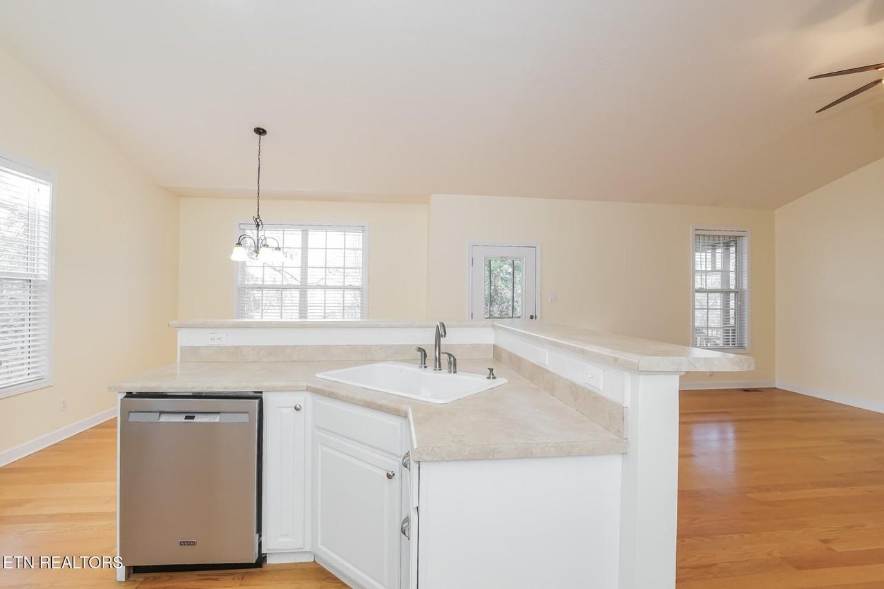 880 Glenfield Dr - Photo 7 of 25