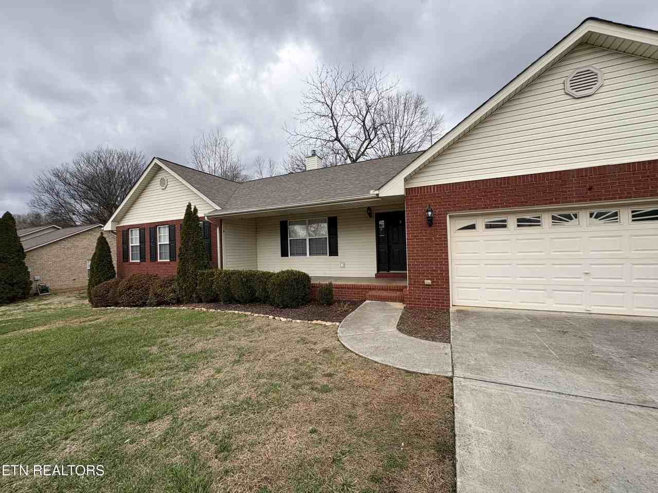 130 Hillsborough Ln - Photo 2 of 19