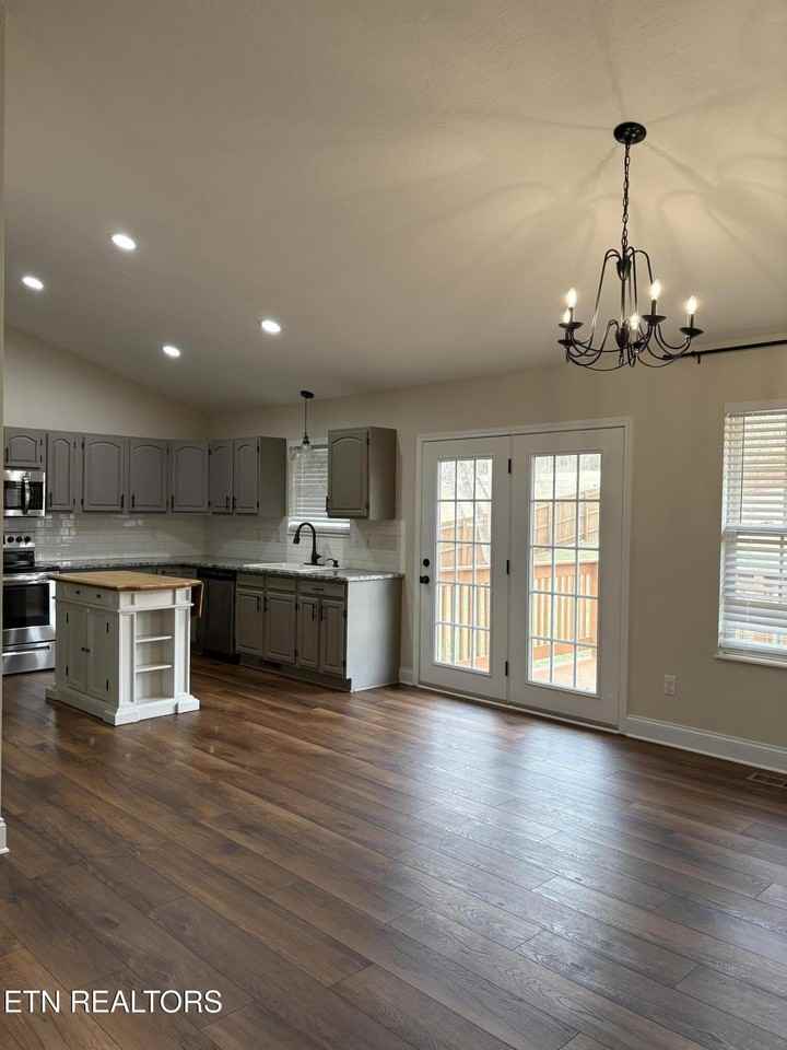 130 Hillsborough Ln - Photo 5 of 19