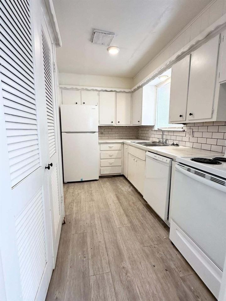 1303 65th St - Photo 6 of 11