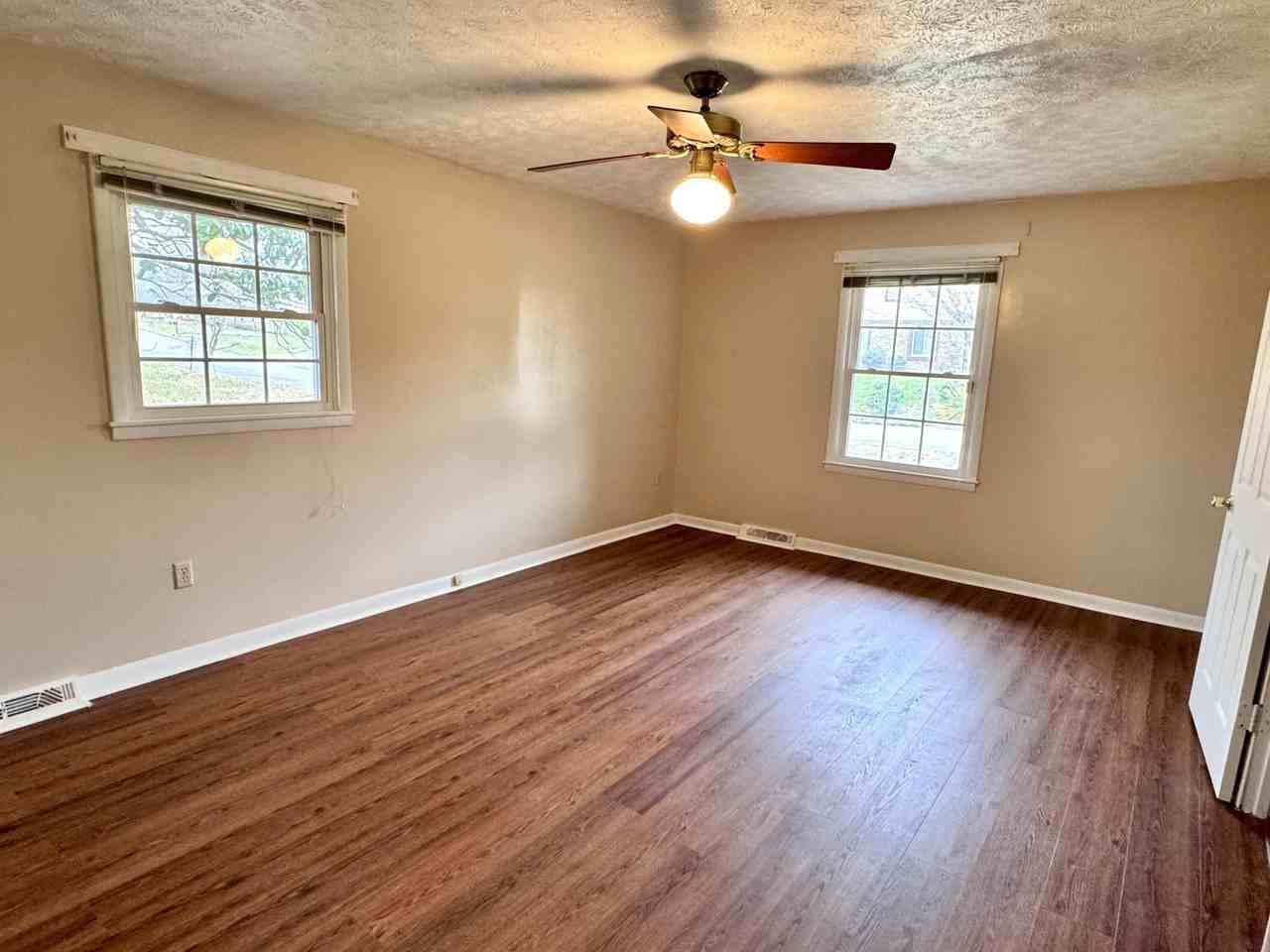 303 Robin Dr - Photo 4 of 27