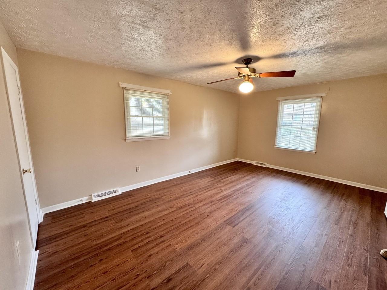 303 Robin Dr - Photo 5 of 27