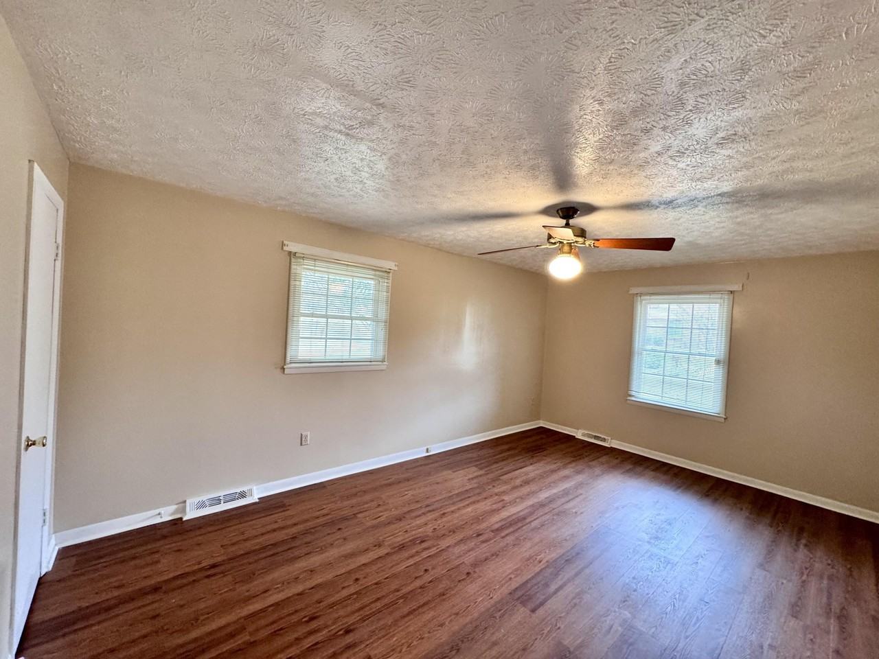 303 Robin Dr - Photo 6 of 27