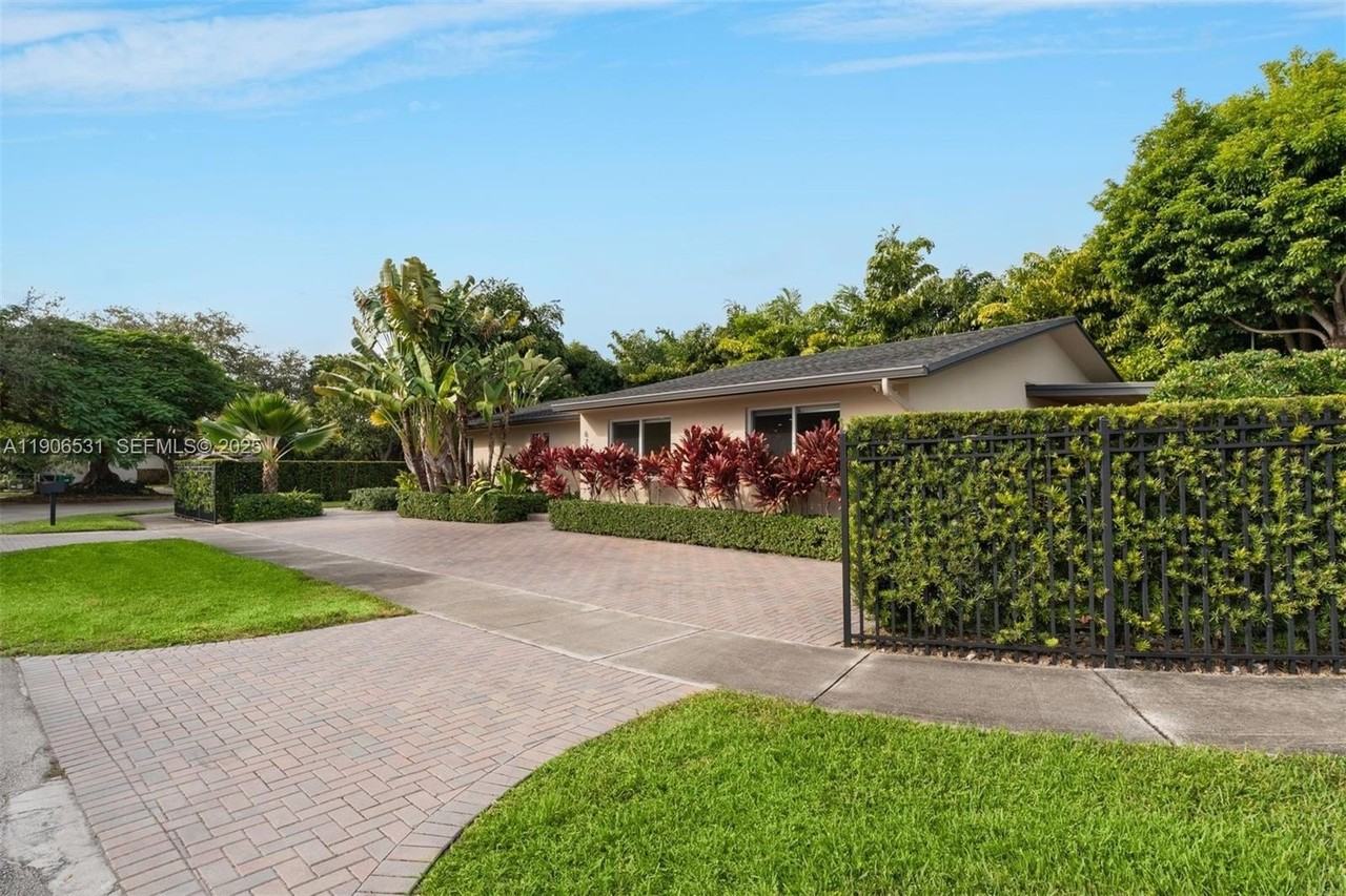 6701 Sw 49th Ter - Photo 2 of 34