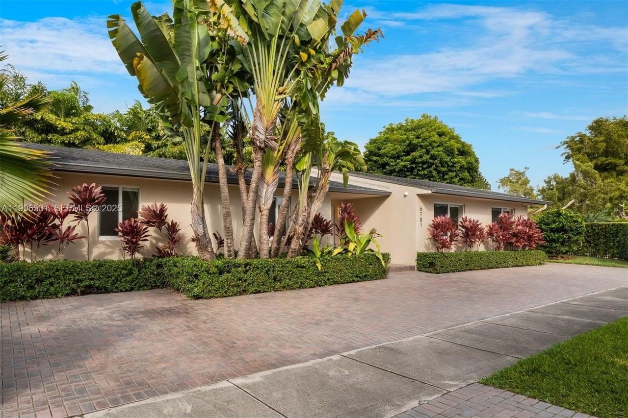 6701 Sw 49th Ter - Photo 5 of 34