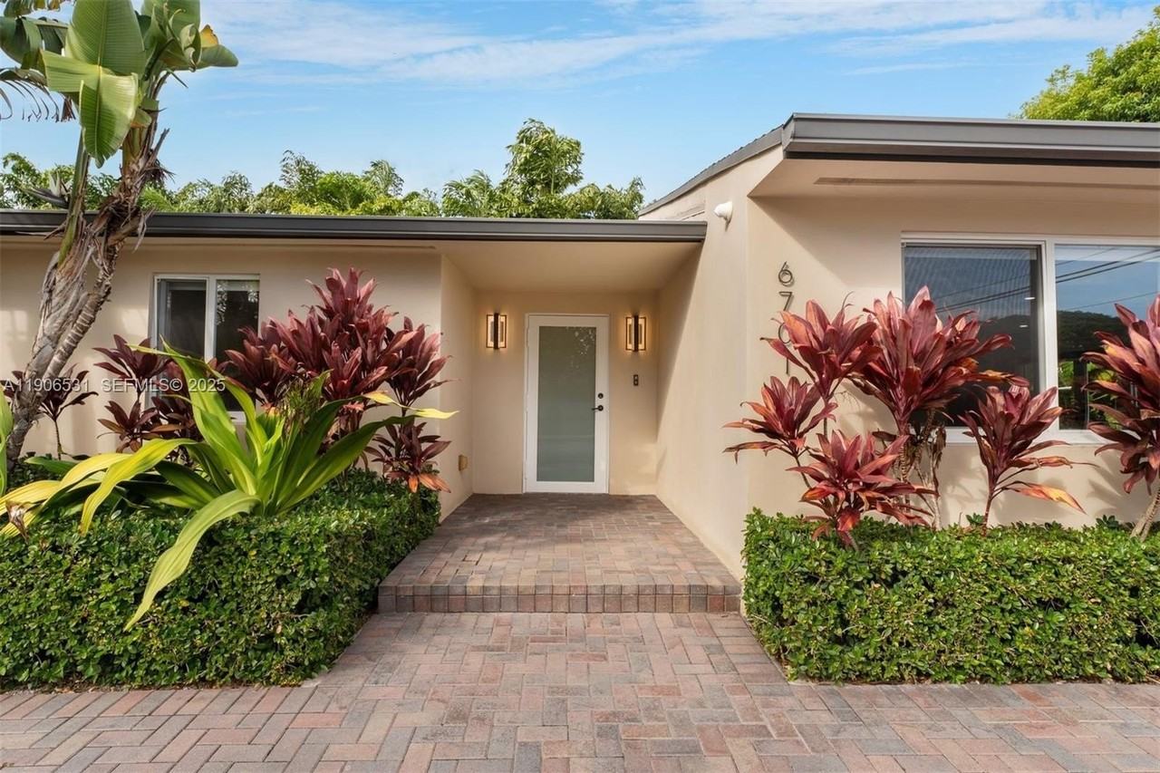 6701 Sw 49th Ter - Photo 6 of 34