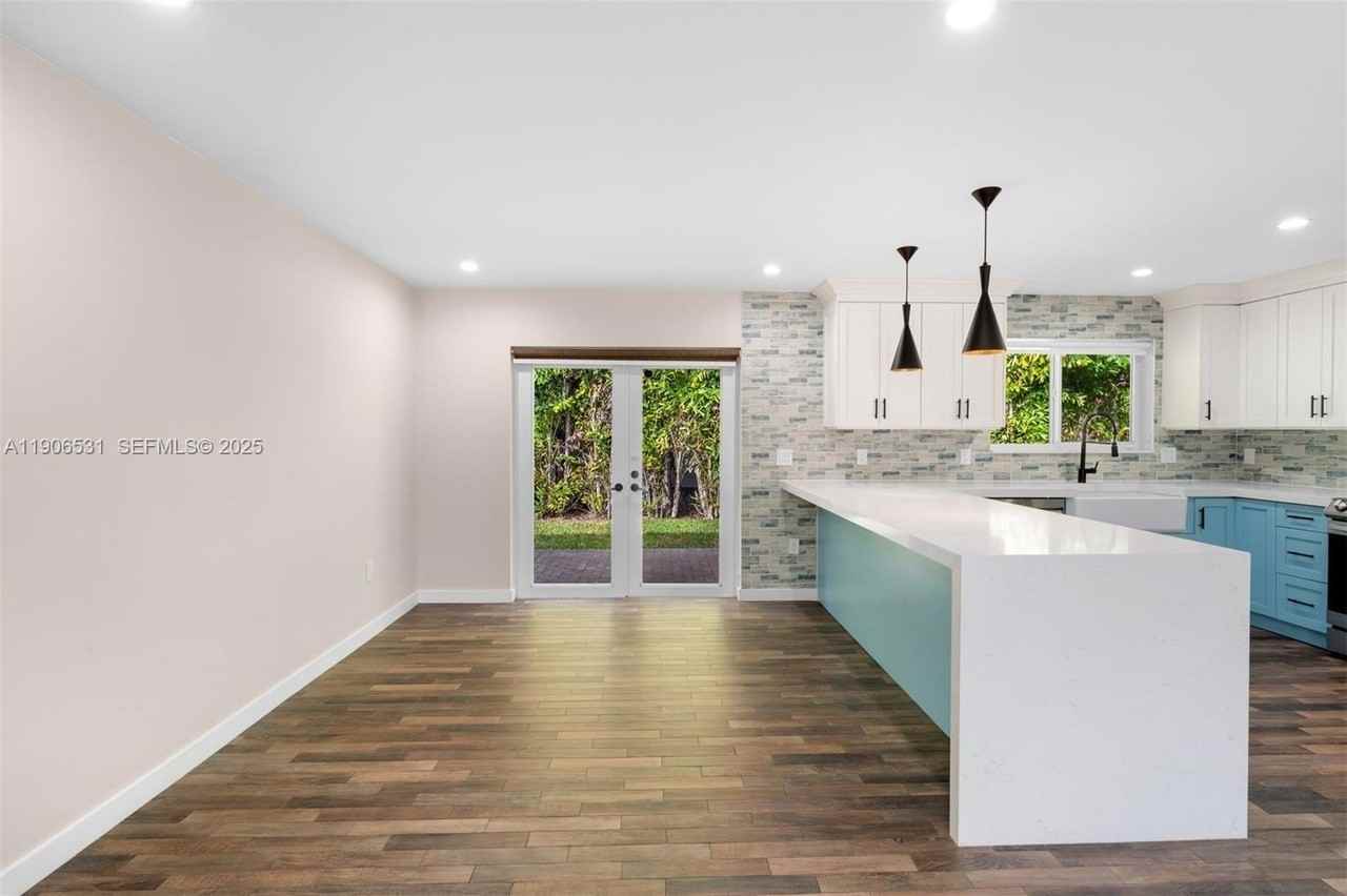 6701 Sw 49th Ter - Photo 7 of 34