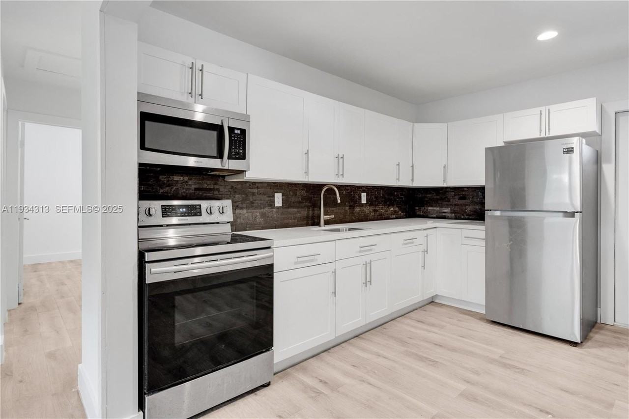 2512 Ne 182nd Ter #1 - Photo 4 of 24