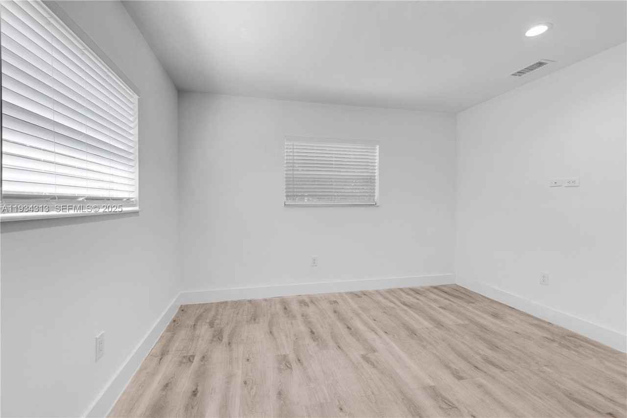 2512 Ne 182nd Ter #1 - Photo 5 of 24