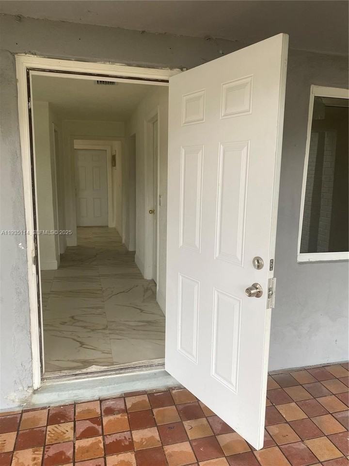 2122 Nw 5th St - Photo 2 of 48