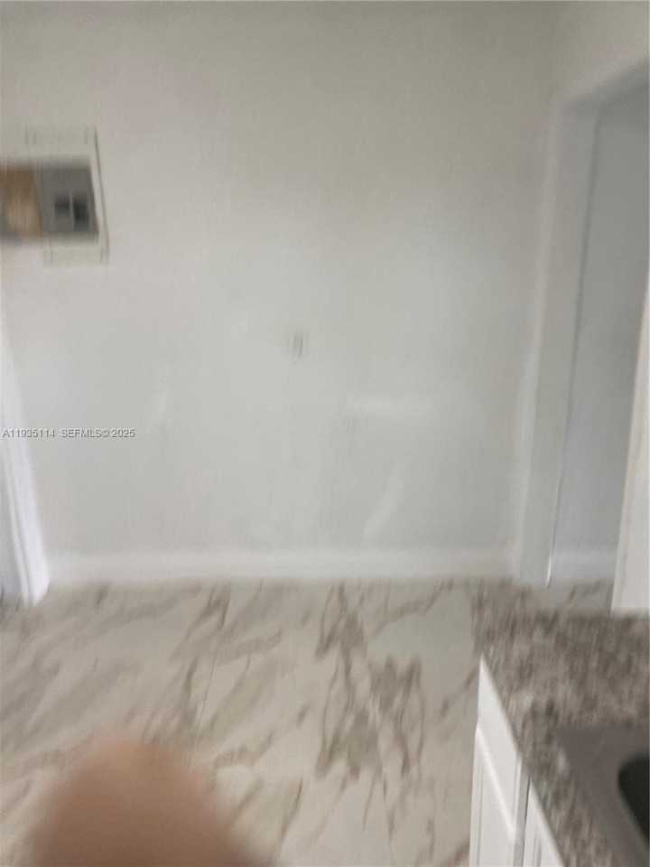 2122 Nw 5th St - Photo 4 of 48