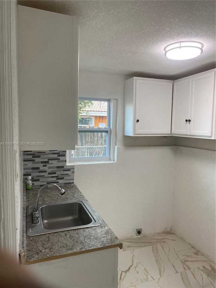 2122 Nw 5th St - Photo 5 of 48