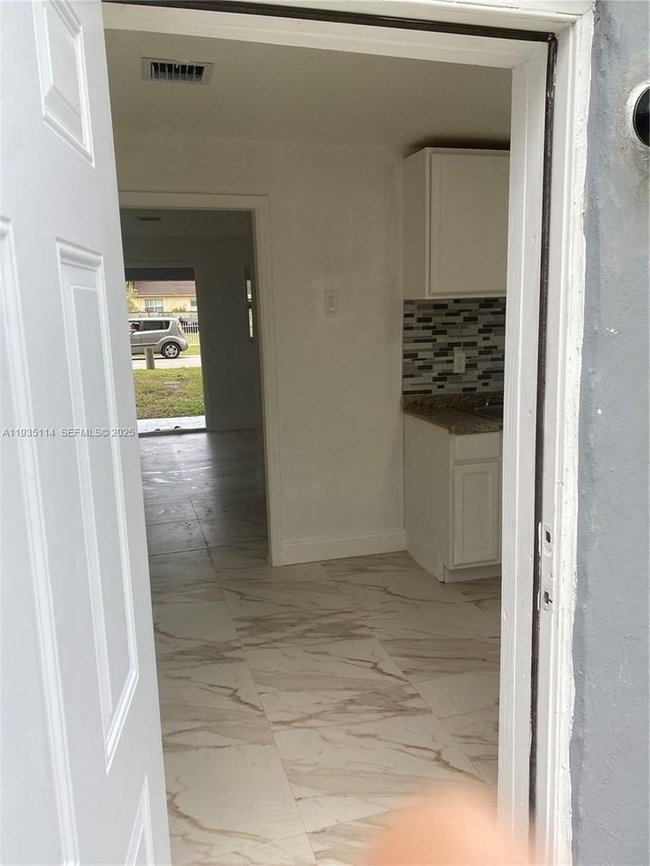 2122 Nw 5th St - Photo 7 of 48