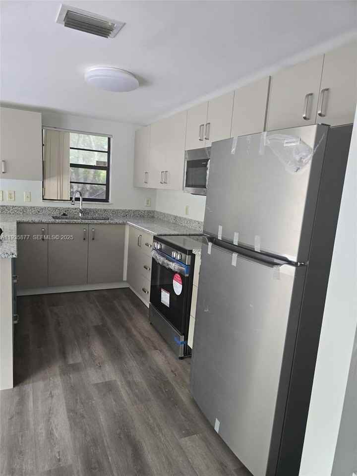 4705 Sw 62nd Ave #201 - Photo 4 of 13