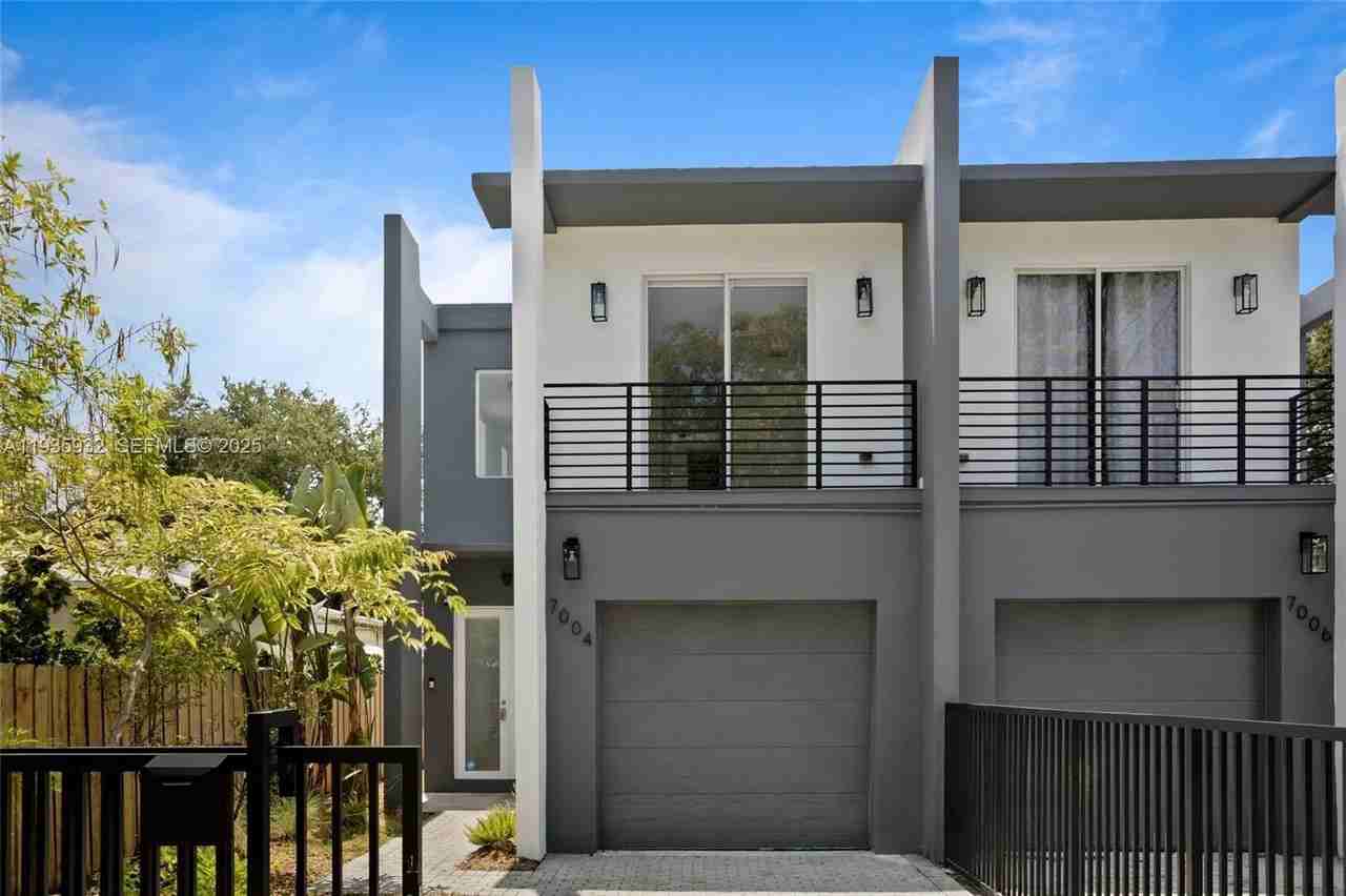 7004 Ne 5th Ave - Photo 3 of 36