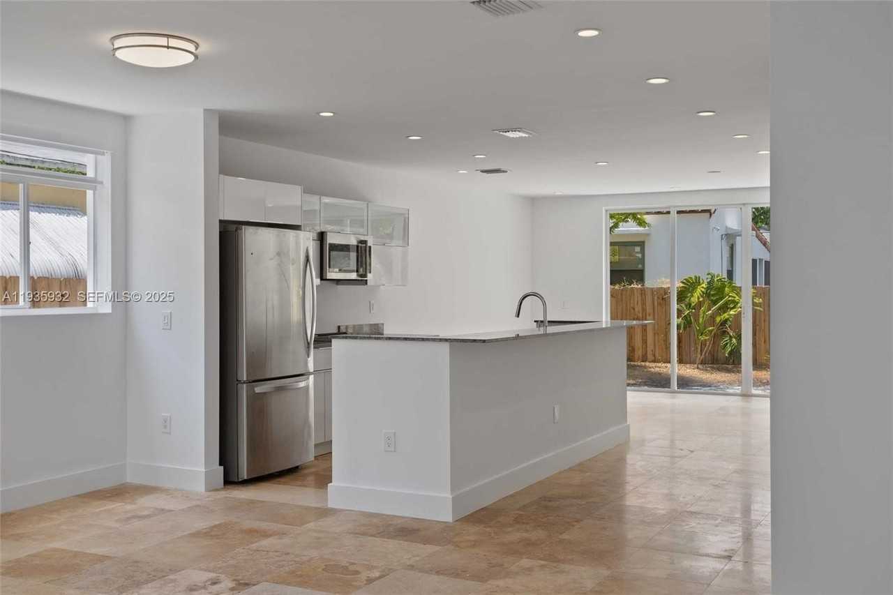 7004 Ne 5th Ave - Photo 6 of 36