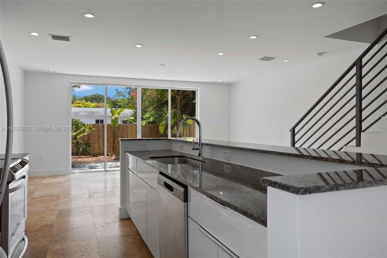 7004 Ne 5th Ave - Photo 7 of 36