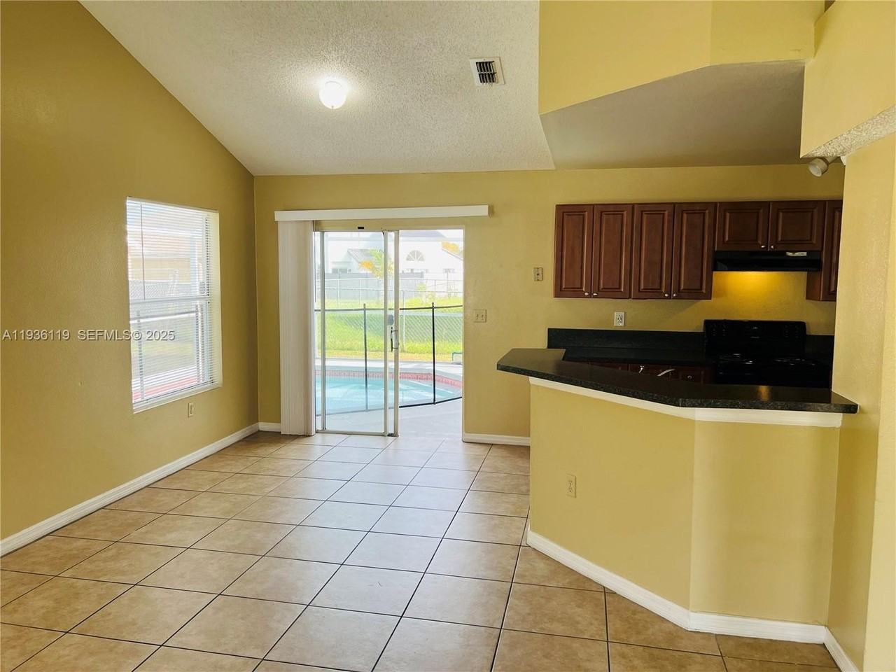 332 Oceanside Ct - Photo 7 of 11