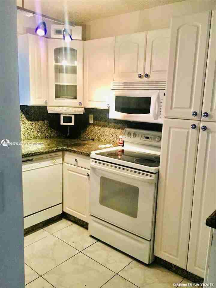 10067 Sw 218th St #10067 - Photo 6 of 11