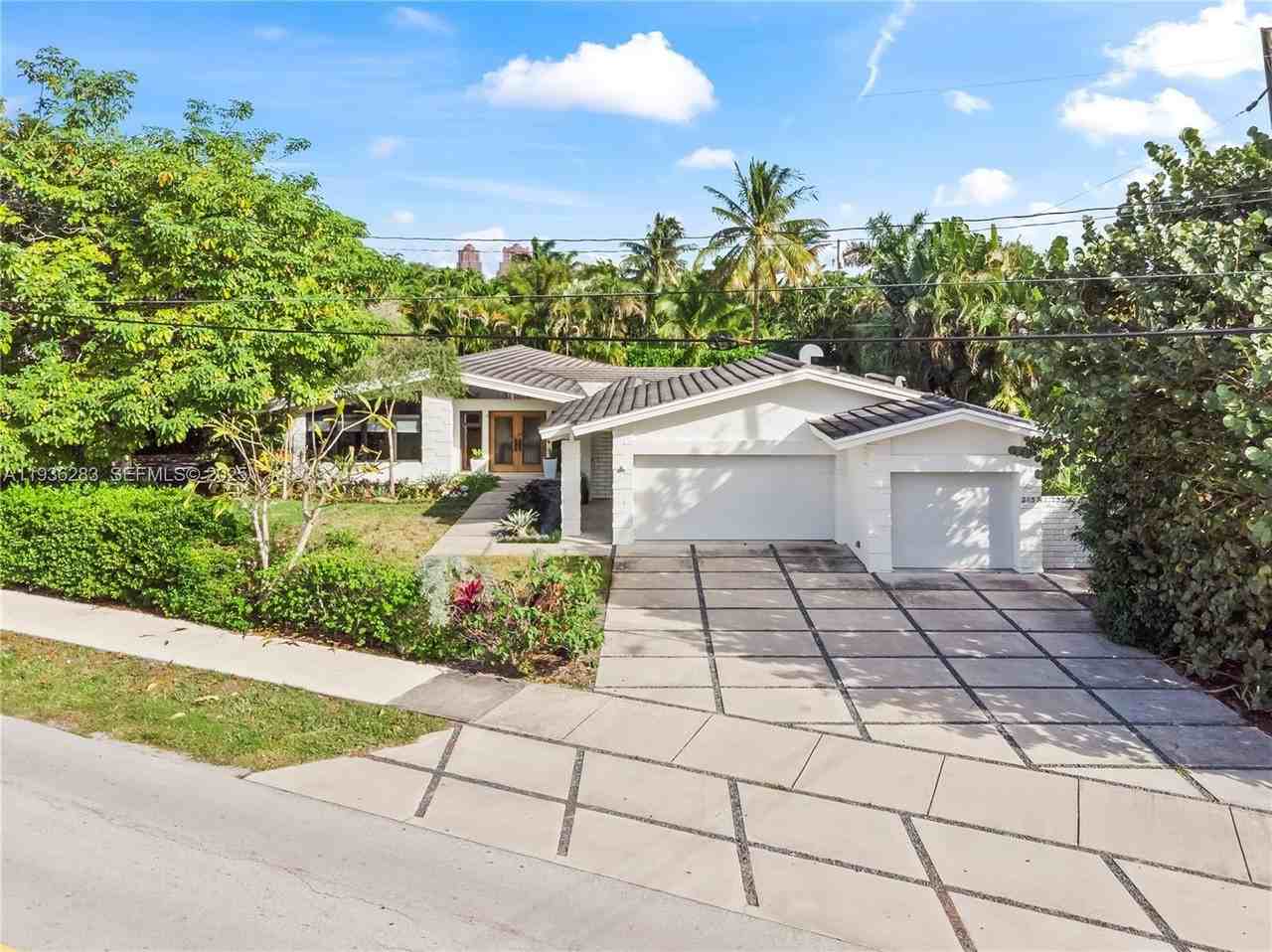 2132 Middle River Dr - Photo 2 of 50