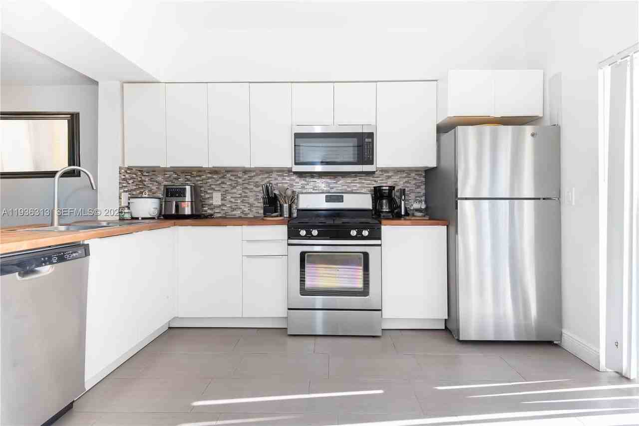 7818 Dixie Beach Cir #7818 - Photo 4 of 30