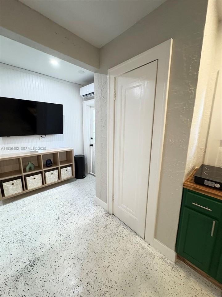 1901 Sw SW 9 Street #3 - Photo 6 of 30