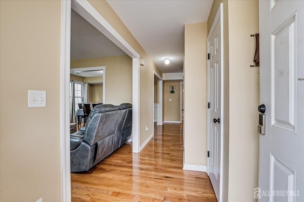 169 Metuchen Ave - Photo 5 of 36