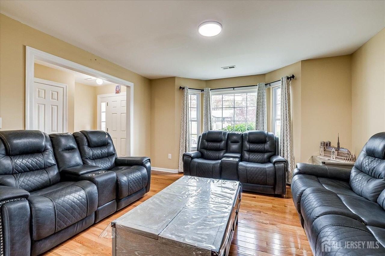 169 Metuchen Ave - Photo 7 of 36