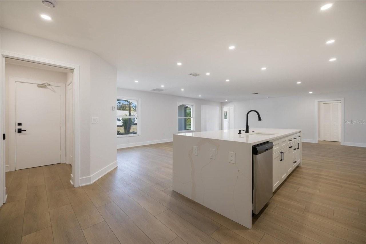 328 Monet Dr - Photo 4 of 50