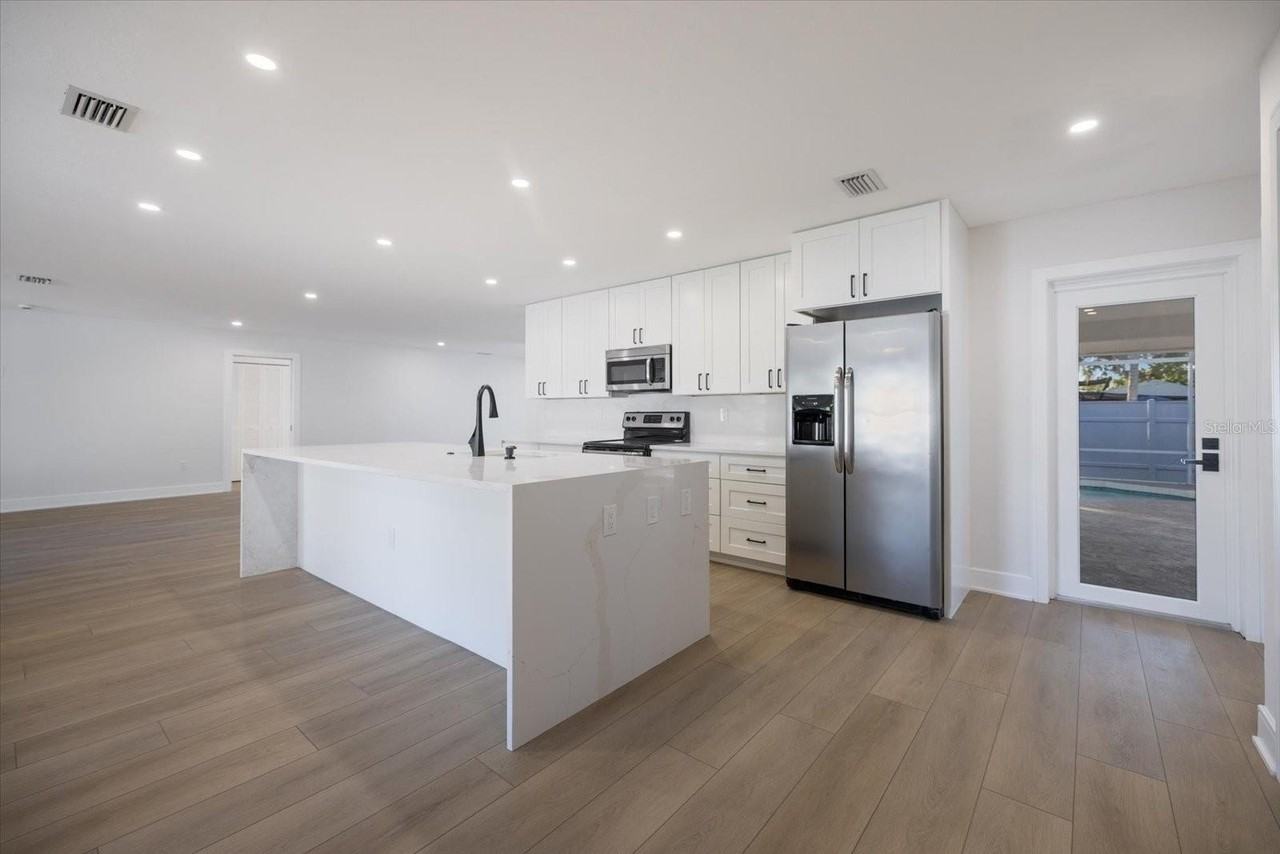 328 Monet Dr - Photo 5 of 50