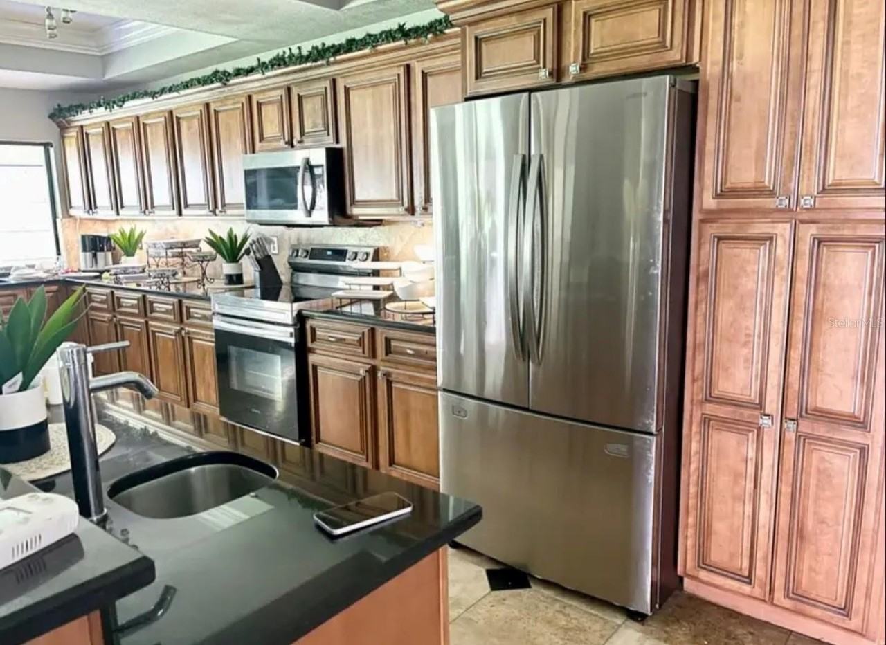 1102 Sugartree Dr S - Photo 2 of 10